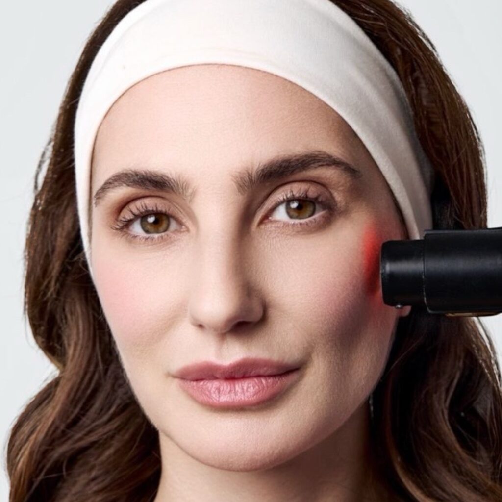 Professionelle Hautverjüngung und Medical Skin Care Behandlung in Berlin Charlottenburg bei Natural Aesthetic für ein frisches und natürliches Hautbild.